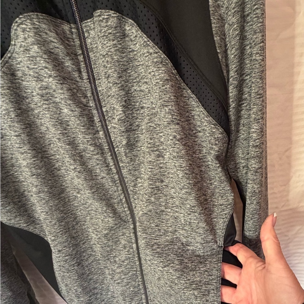 Extraordinary TAIL Women's Gray and Black Tennis XXL Jacket and XL Pants - Picture 8 of 9